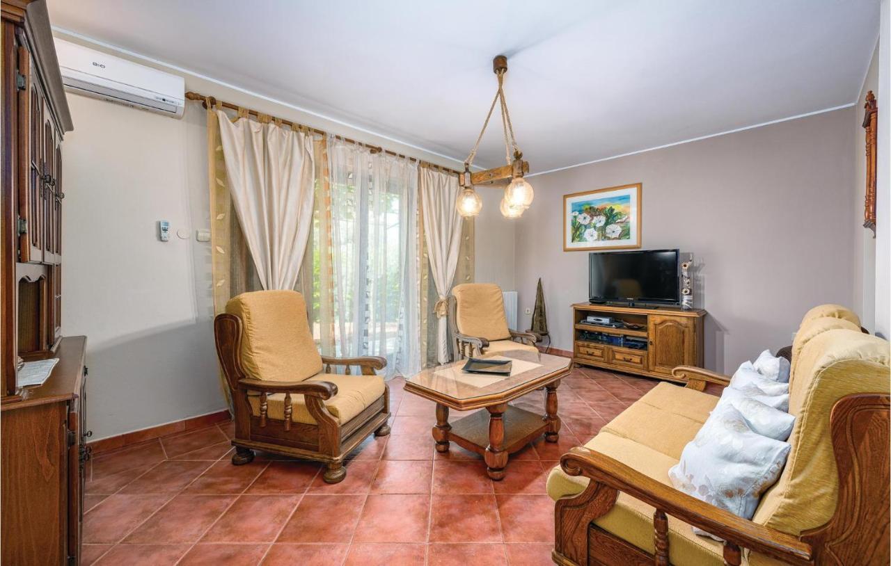 Stunning Apartment In Rovinj With Kitchen Екстериор снимка