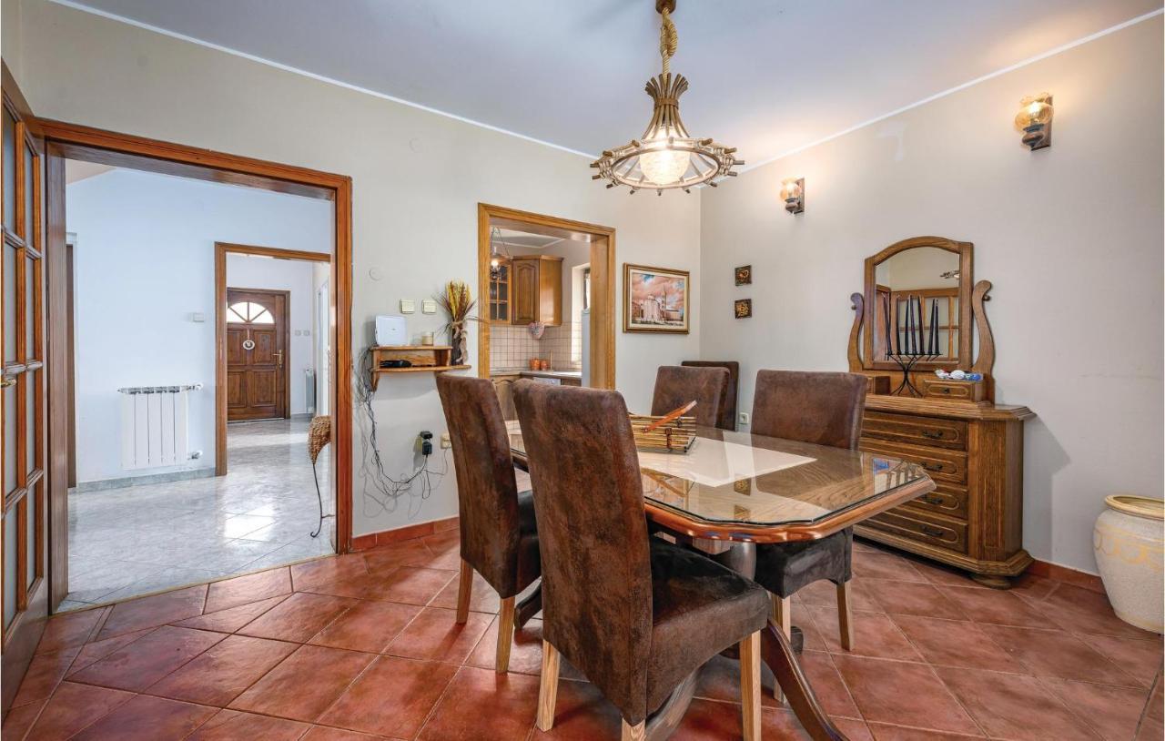 Stunning Apartment In Rovinj With Kitchen Екстериор снимка