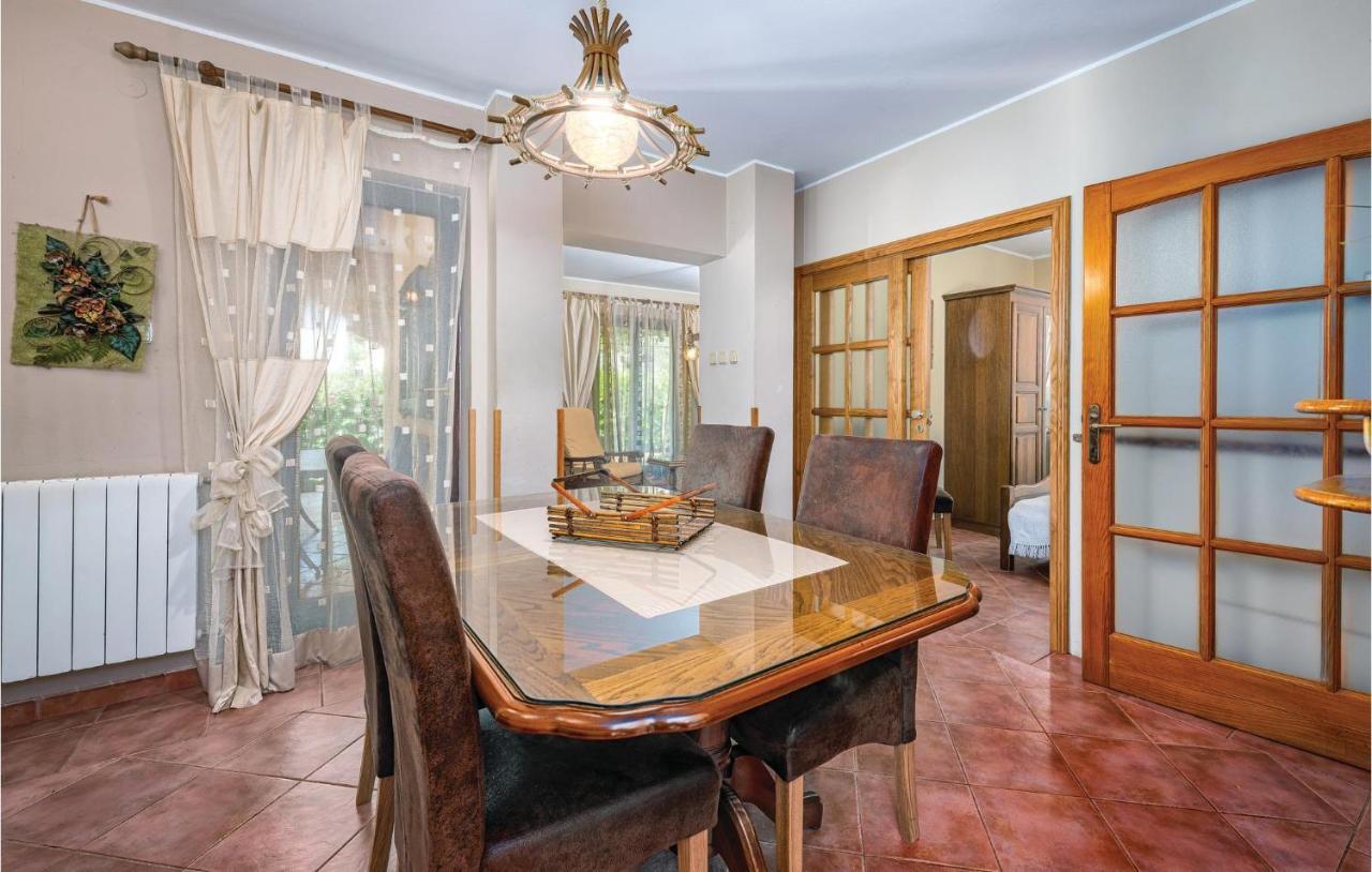 Stunning Apartment In Rovinj With Kitchen Екстериор снимка