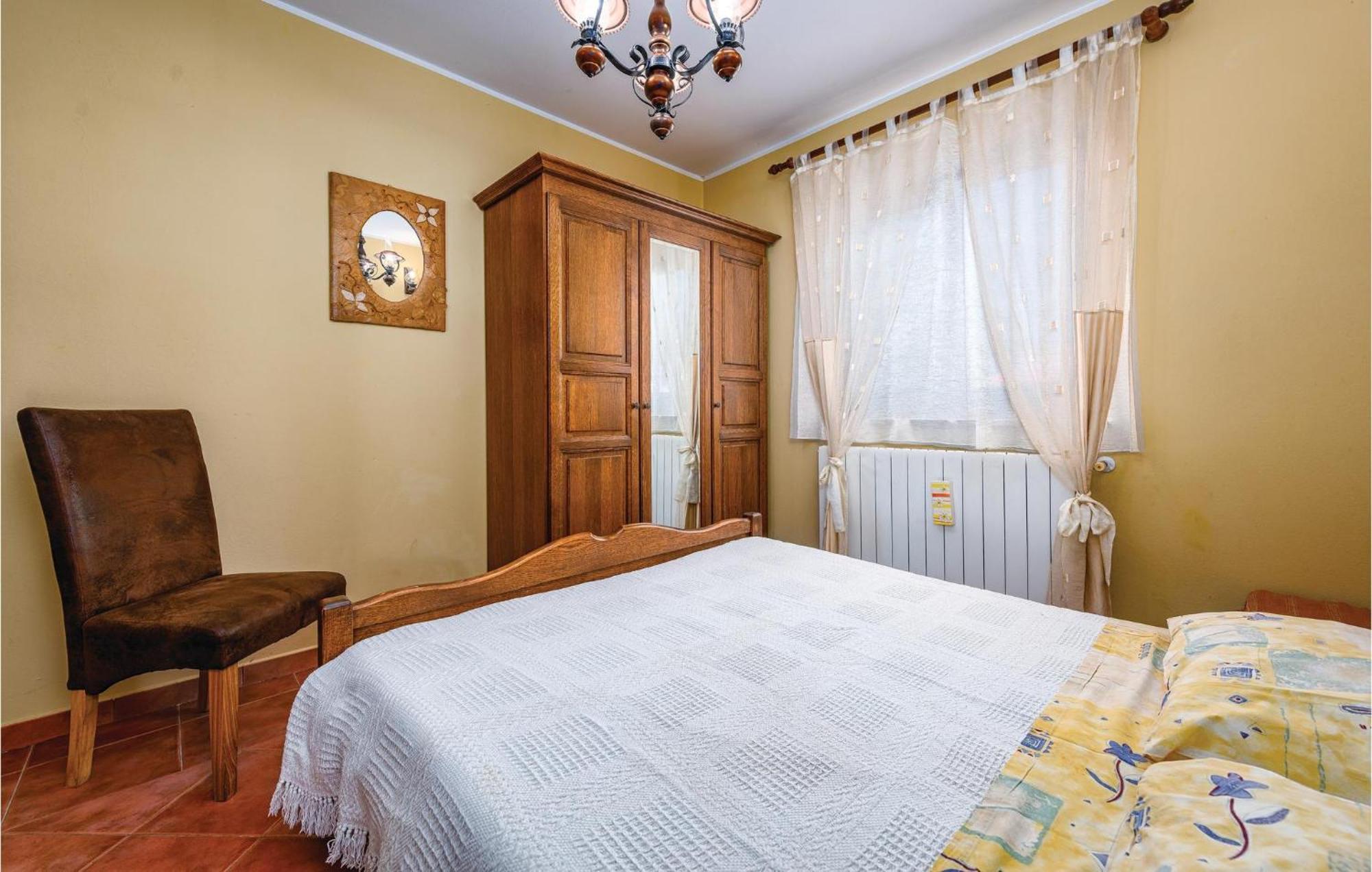 Stunning Apartment In Rovinj With Kitchen Екстериор снимка