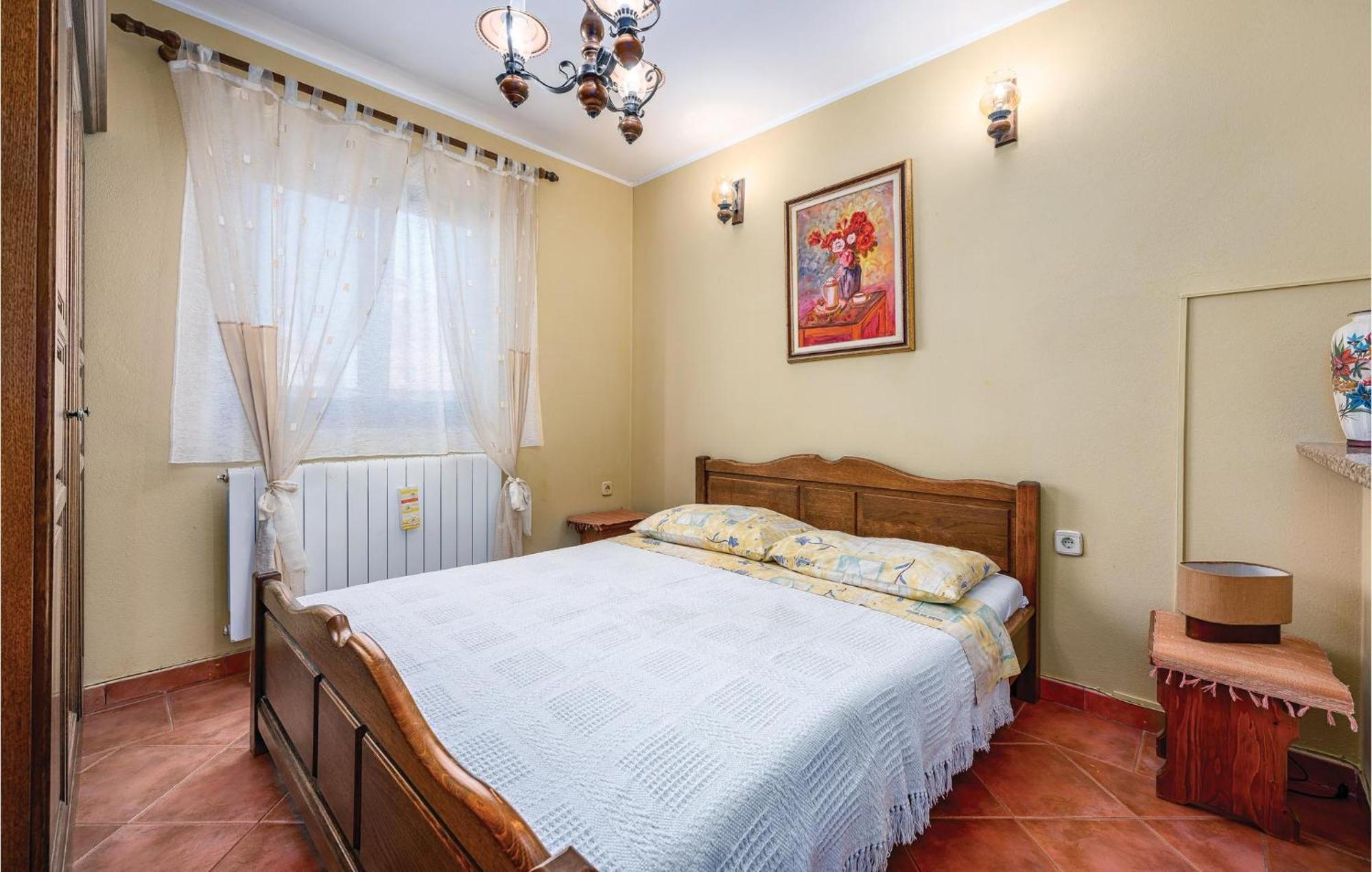 Stunning Apartment In Rovinj With Kitchen Екстериор снимка