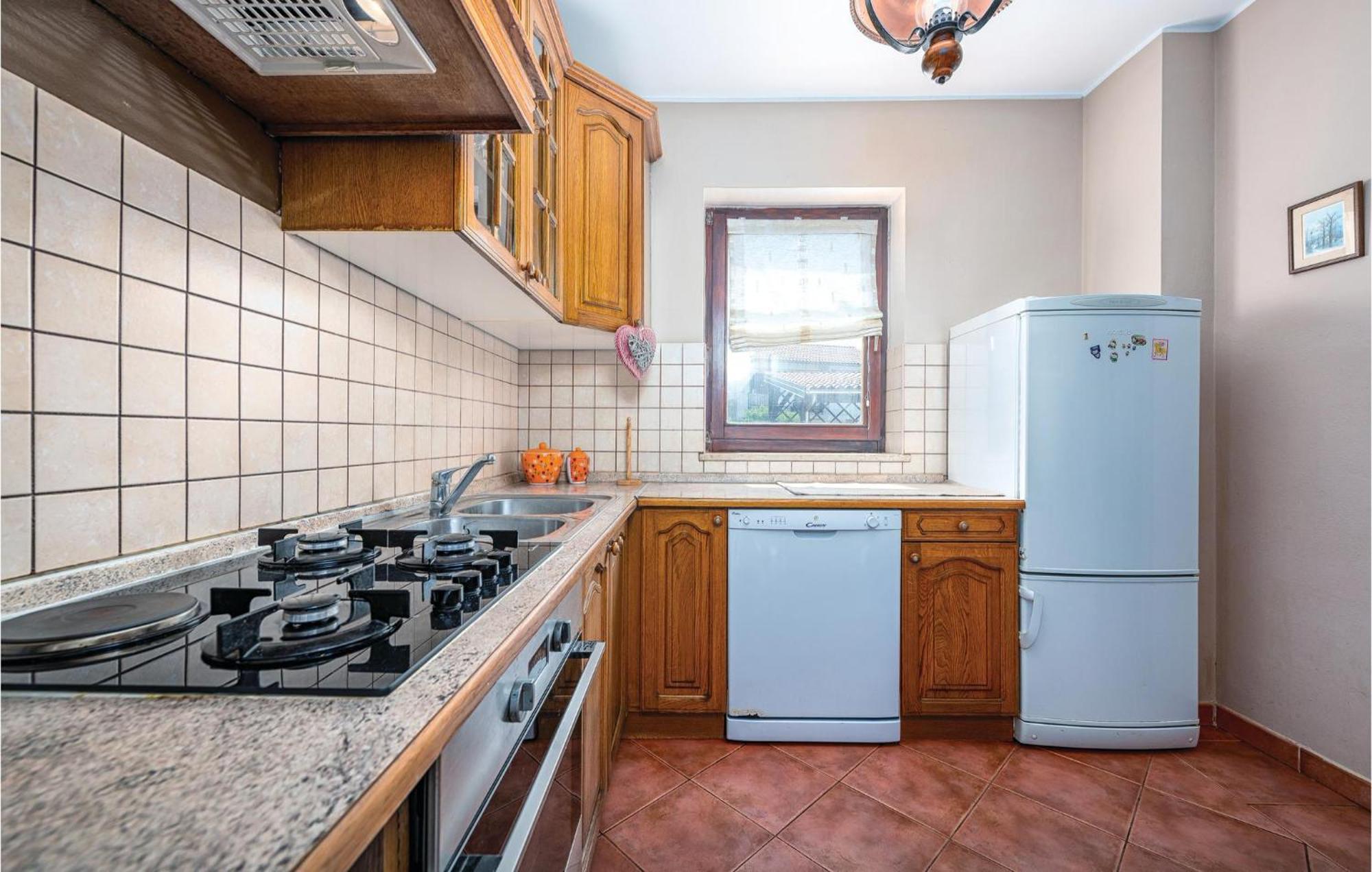 Stunning Apartment In Rovinj With Kitchen Екстериор снимка
