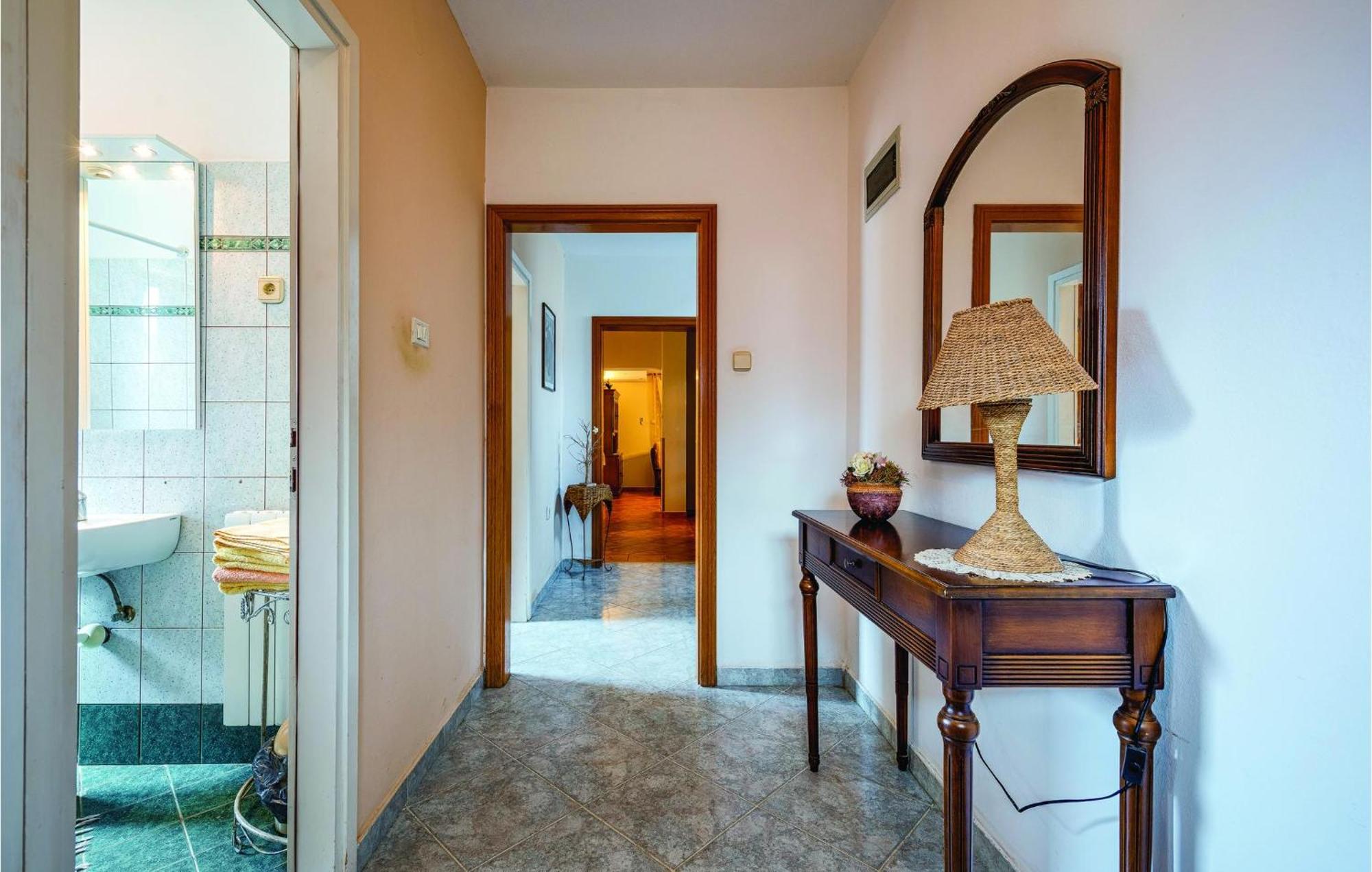 Stunning Apartment In Rovinj With Kitchen Екстериор снимка