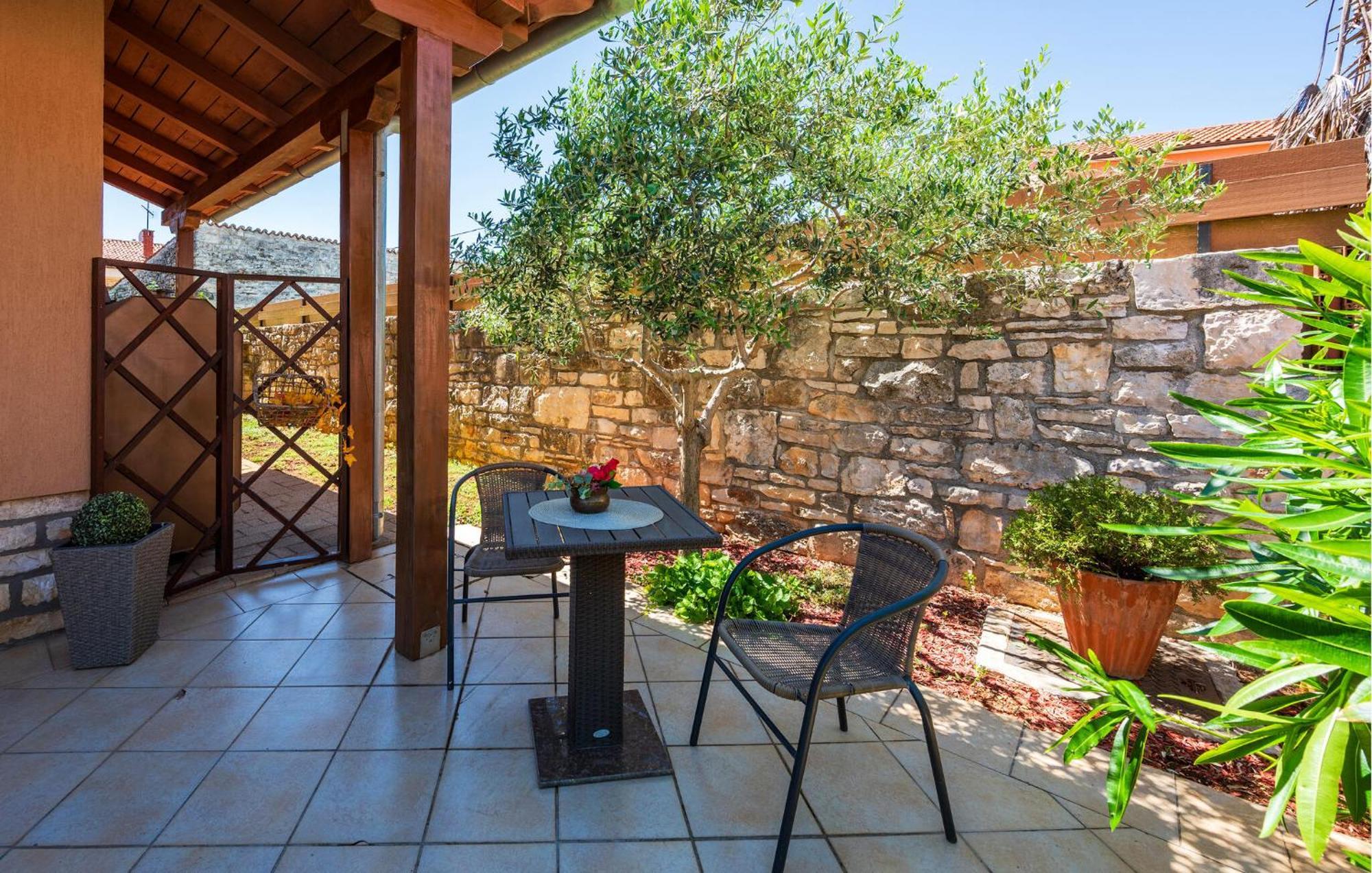 Stunning Apartment In Rovinj With Kitchen Екстериор снимка