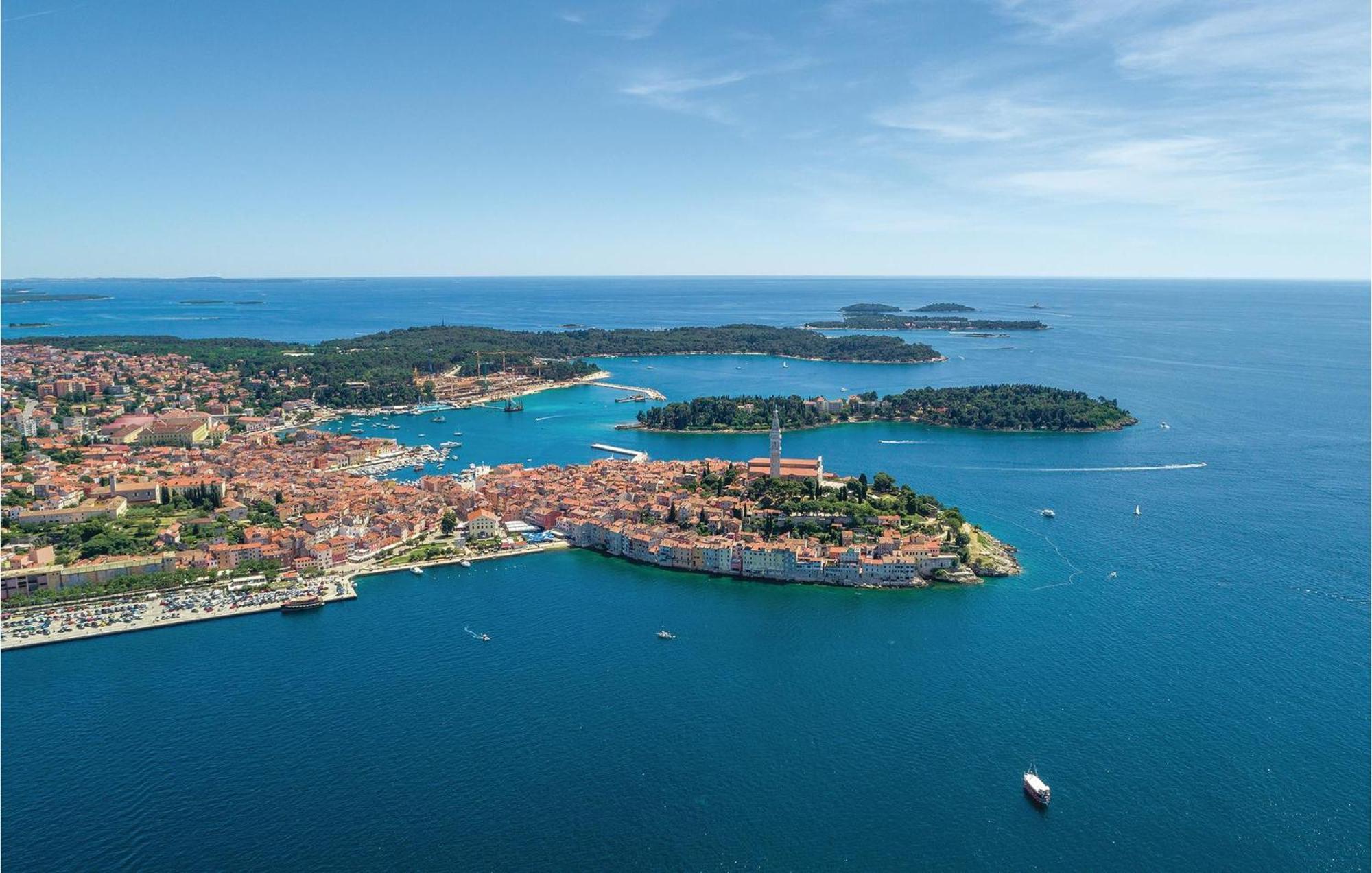 Stunning Apartment In Rovinj With Kitchen Екстериор снимка