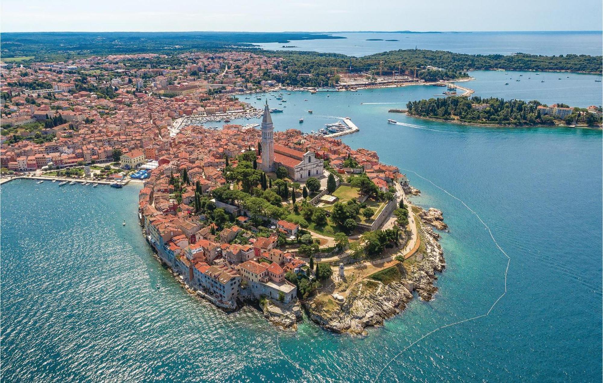Stunning Apartment In Rovinj With Kitchen Екстериор снимка