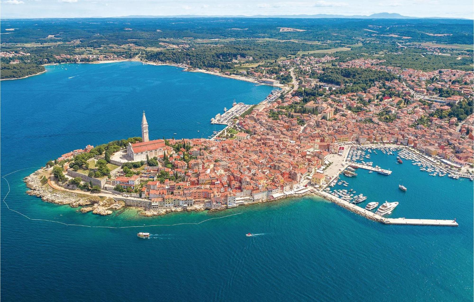 Stunning Apartment In Rovinj With Kitchen Екстериор снимка