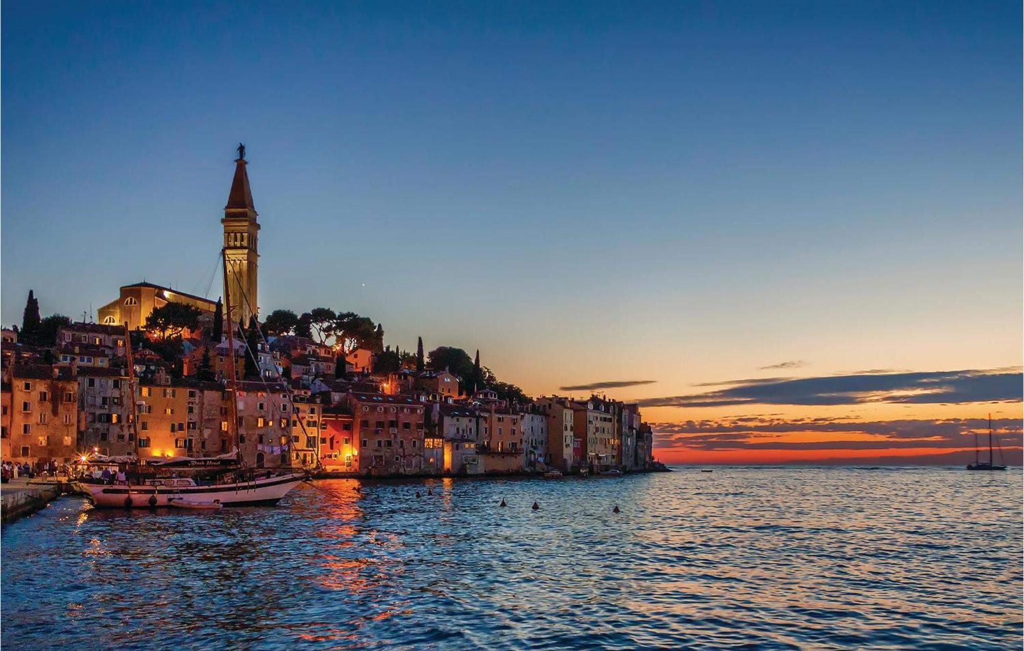 Stunning Apartment In Rovinj With Kitchen Екстериор снимка